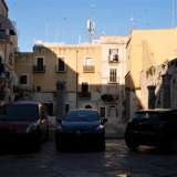 In strada Santa Scolastica Santa Maria sorprende i visitatori con le colonne in marmo che si innalzano al centro della strada, circondate da basse palazzine a due piani, anche se purtroppo la loro vista � offuscata da una serie di auto poste in parcheggio proprio davanti ai resti dell�edificio